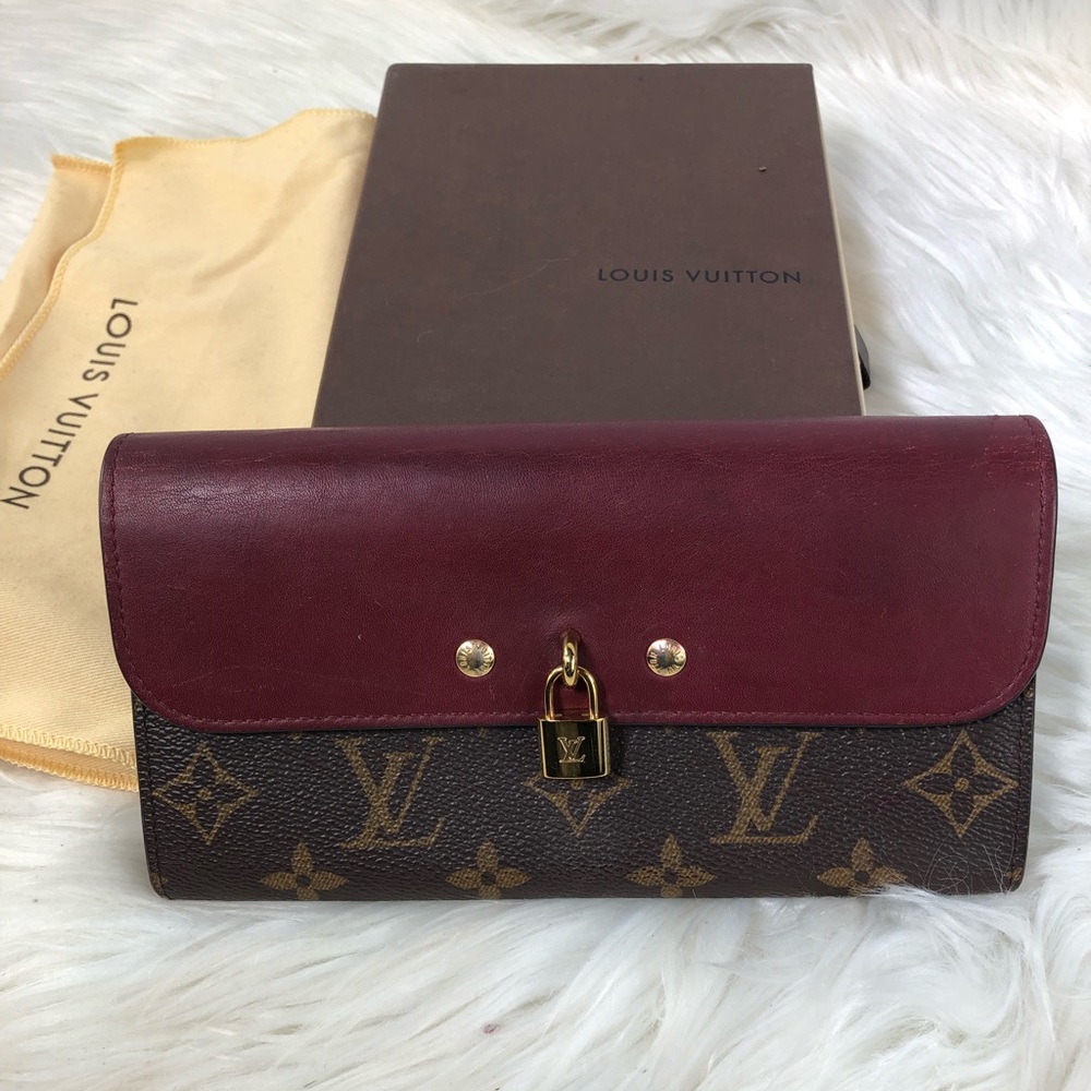 Authentic Lock 🔒 wallet Louis Vuitton
